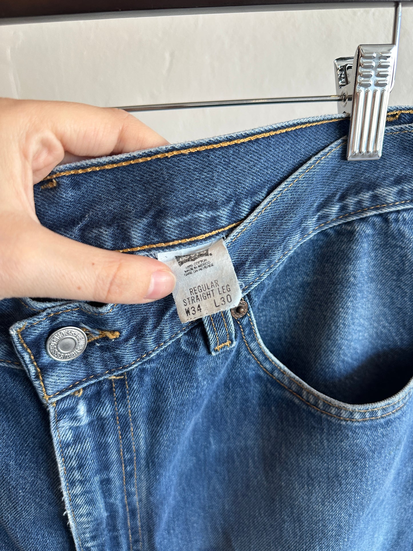 Vintage Levi’s 550 Relaxed Straight Leg Jeans 34x30